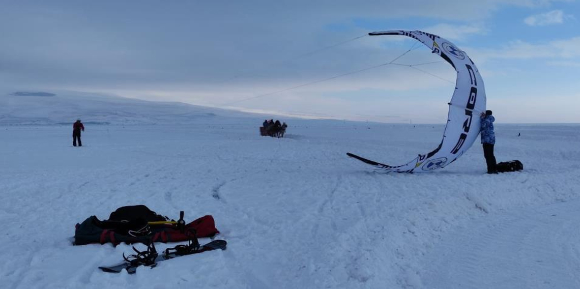 Çıldır Gölü'nde paraşütle uçma heyecanı yaşandı