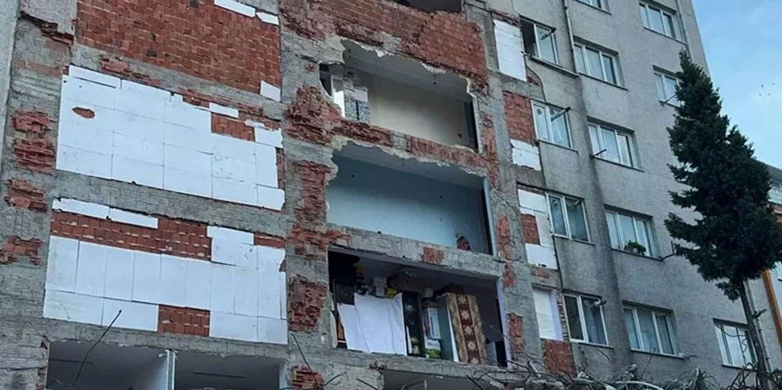 Yıkımı yapılan binaya bitişik apartmanın duvarının olmadığı ortaya çıktı
