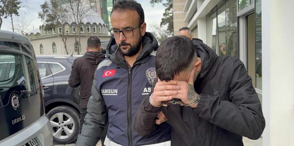 Gümüşçünün vitrin camını kırıp altın zannettiği bilezikleri çaldı