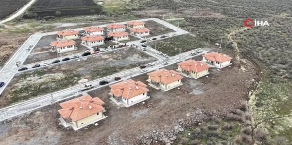 Osmaniye’de yapımı tamamlanan köy evleri teslim edildi