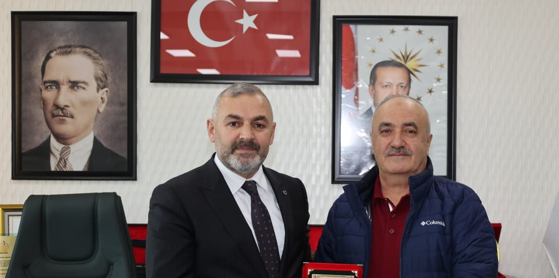 Başkan Bilgin’den emekliye ayrılan personellere plaket