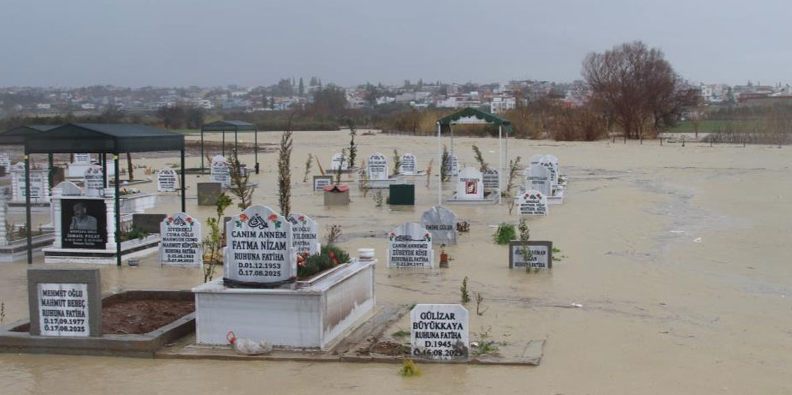 Adana'da kanal taştı, mezarlar sular altında kaldı