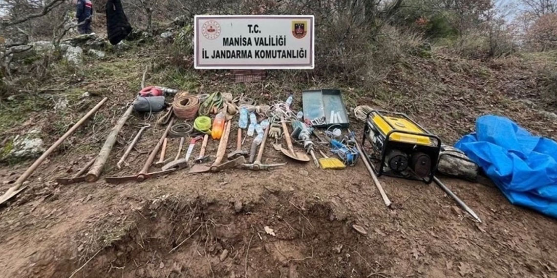 Manisa'da izinsiz kazıya jandarmadan suçüstü: 5 kişi gözaltına alındı