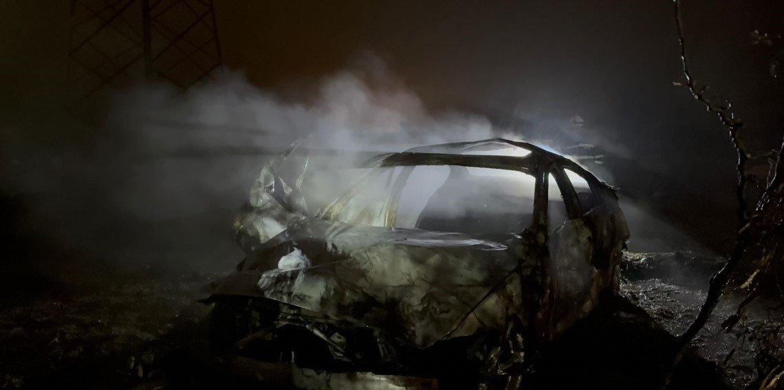 Şarampole uçan otomobil alev aldı