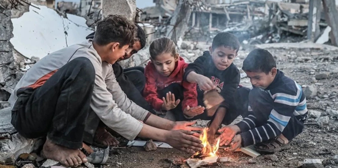 Gazze'de 11 çocuk donarak can verdi