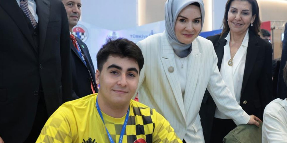 Bakan Göktaş, Türkiye Yıldızlar Satranç şampiyonu olan Topuz’u tebrik etti
