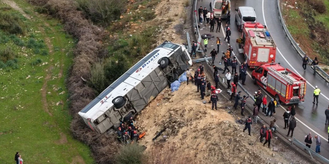 Antalya'da yolcu otobüsü devrildi: Ölü ve yaralılar var