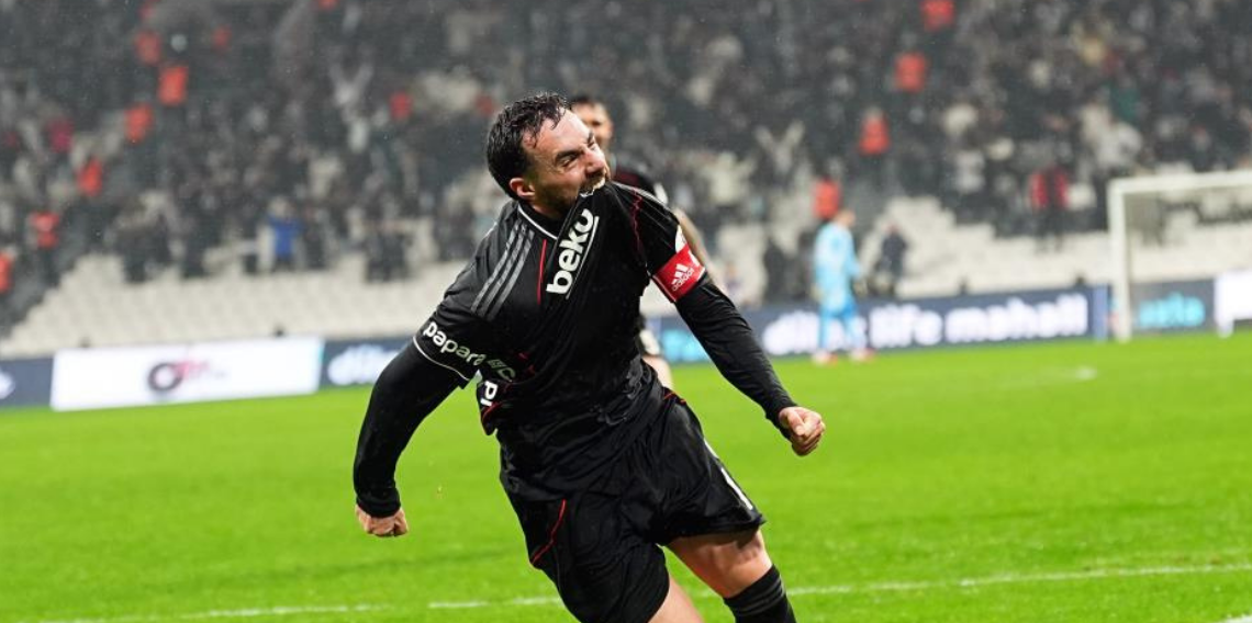 Orkun Kökçü gollerine devam ediyor