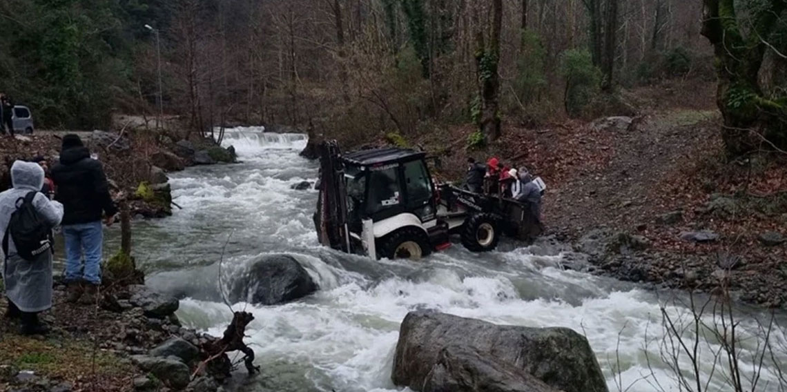 Yalova'da derede su yükseldi: 19 kişi mahsur kaldı