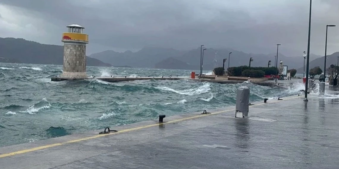 Muğla'da lodos, denizi karaya taşıdı!