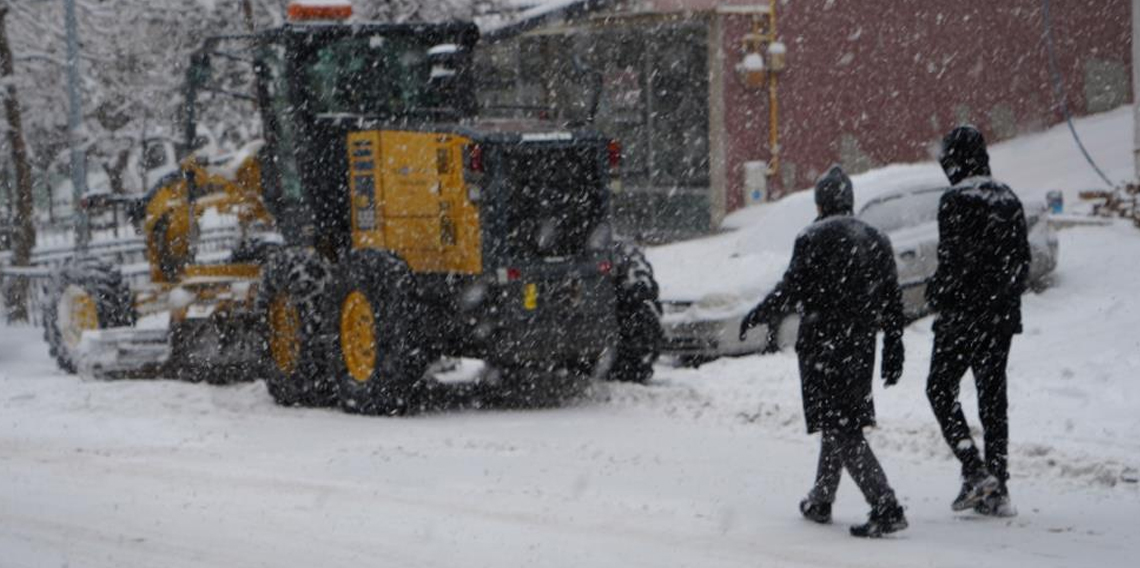 Bayburt'ta lapa lapa kar yağışı etkili oluyor