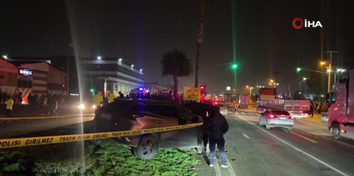 Araç yaya geçidinden geçmek isteyen vatandaşlara çarptı