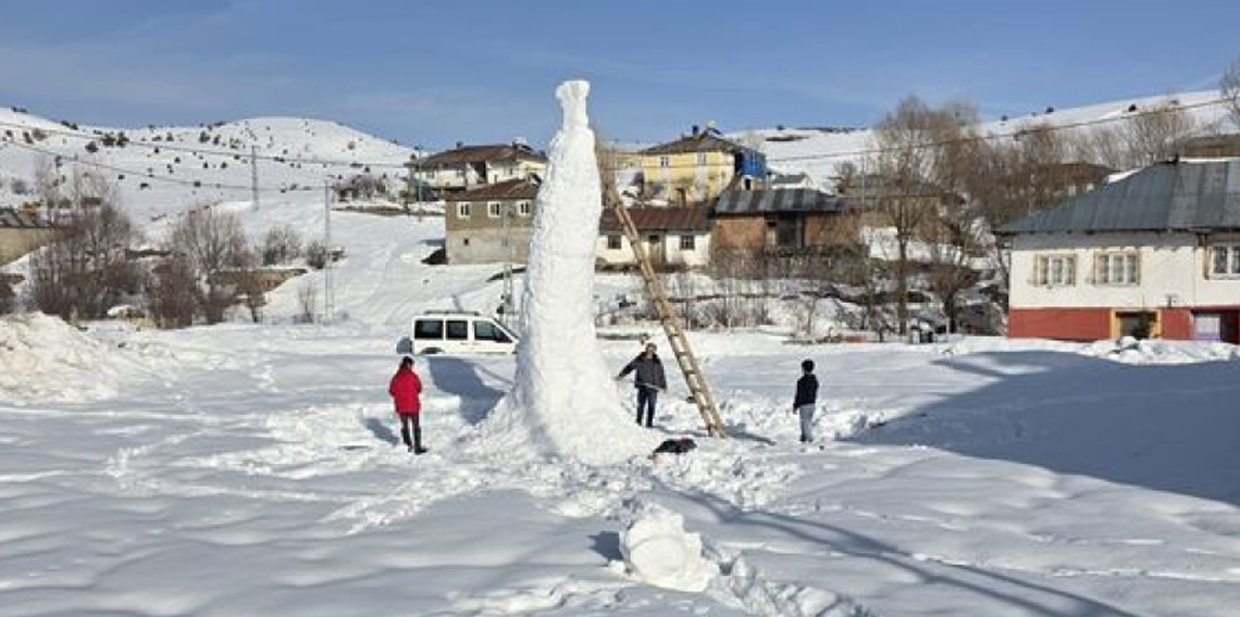 8 metre uzunluğunda kardan adam