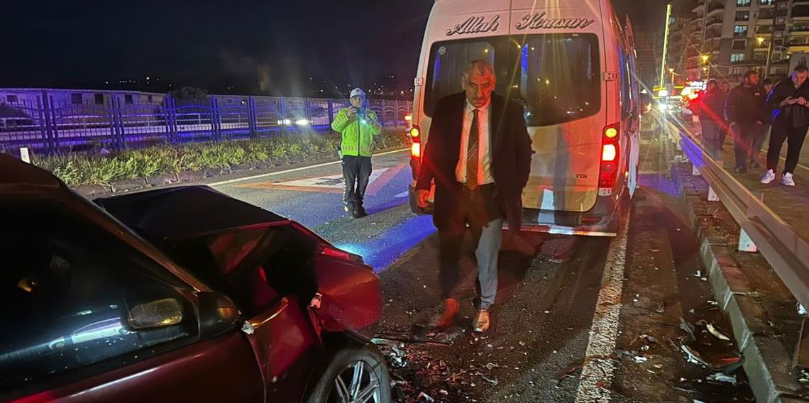 Servis minibüsü ile Tofaş otomobil çarpıştı: 1 yaralı