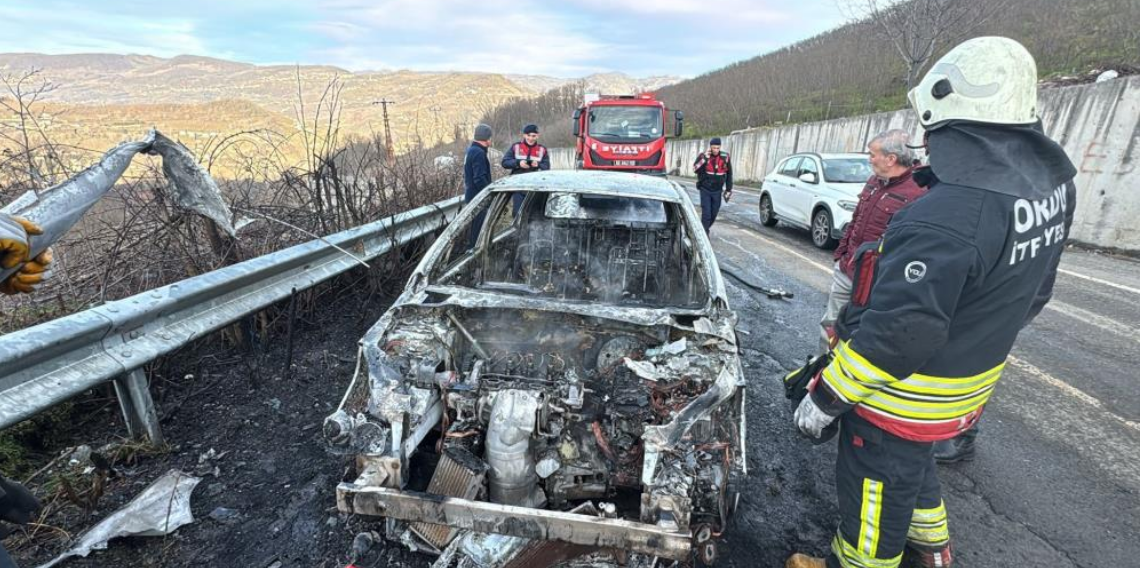 Ordu'da yanan otomobilden geriye demir yığını kaldı