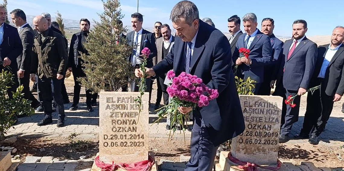 Bakan Tekin Şanlıurfa'da deprem şehitliğini ziyaret etti