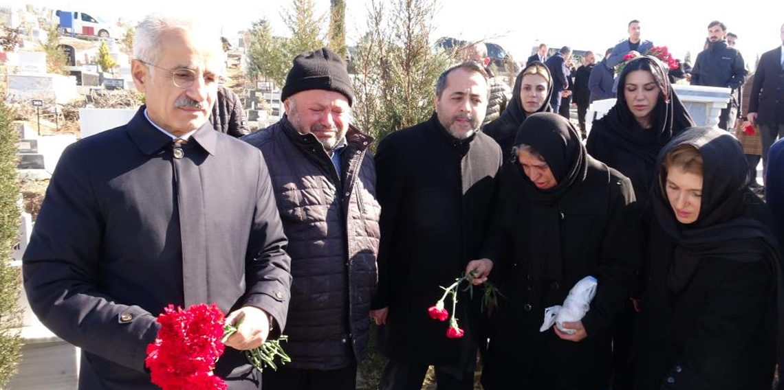 Bakan Uraloğlu deprem şehitliğini ziyaret etti