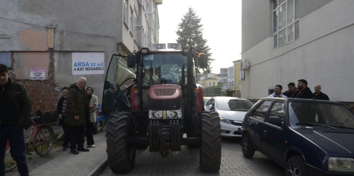 traktörüyle Bafra Belediyesi önüne dayandı