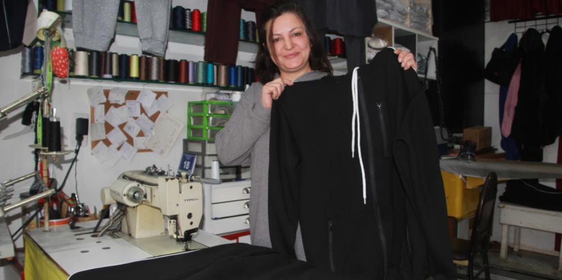 Fabrikaların atık kumaşlarını satın alıp, 20 dakikada kıyafet üretiyor