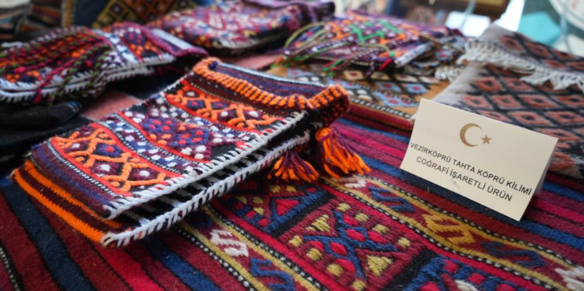 Kadınların el emeğiyle dokuduğu geleneksel kilimler ilgi bekliyor