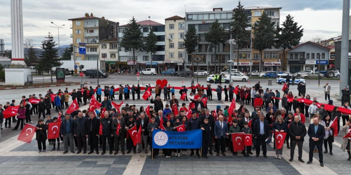 Bayrak Sevgisi Haftasında coşkulu yürüyüş