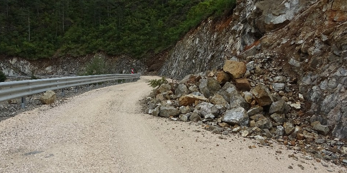 Deprem sonrası Hakbilir köyü yoluna kayalar düştü