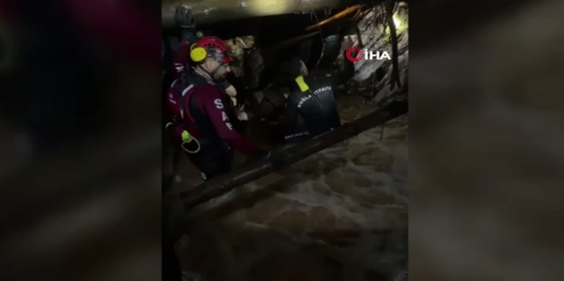 Sele kapılan otomobil sürücü, 3 saatlik çalışmanın sonunda ölü olarak bulundu