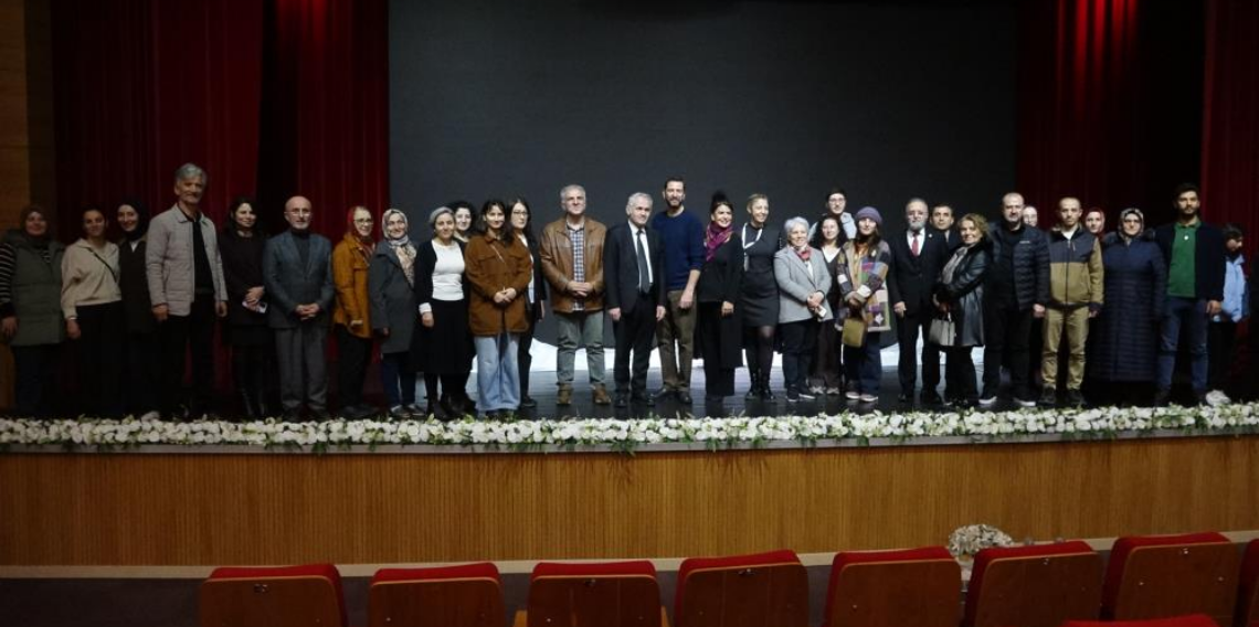 “Aşk Neyledi Yunus” Rize’de Sahnelendi: Tiyatro Anadolu’dan Duygu Yüklü Gösterim