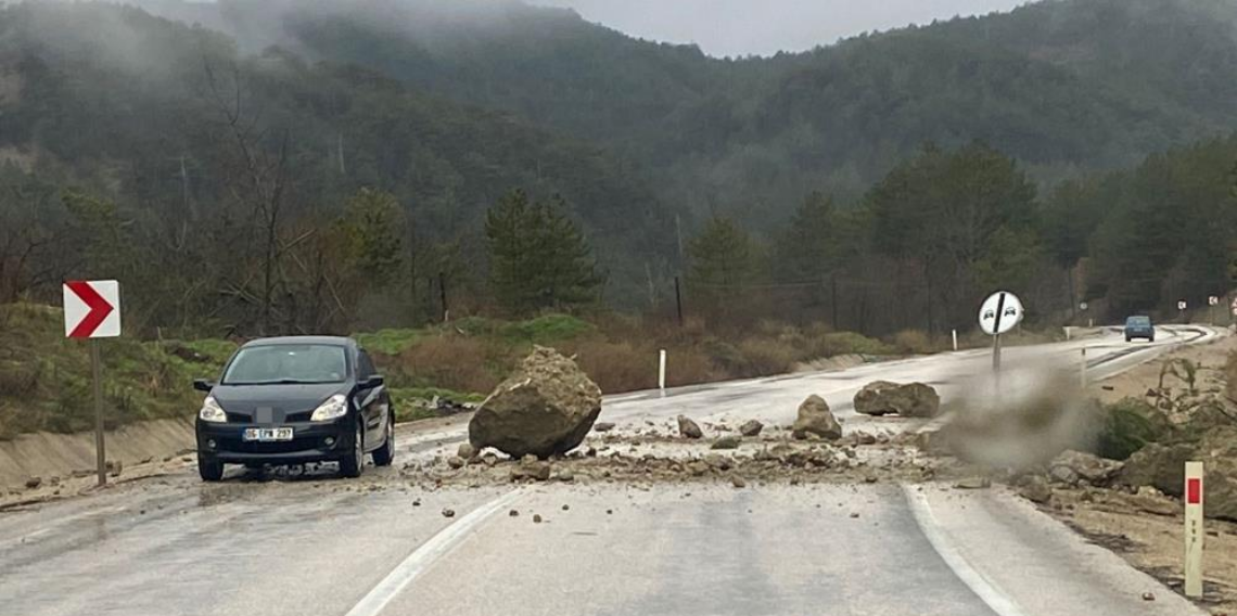 Bolu Göynük’te Yağış Alarmı: Dağdan Kopan Kayalar Yola Düştü, Facia Kıl Payı Atlatıldı