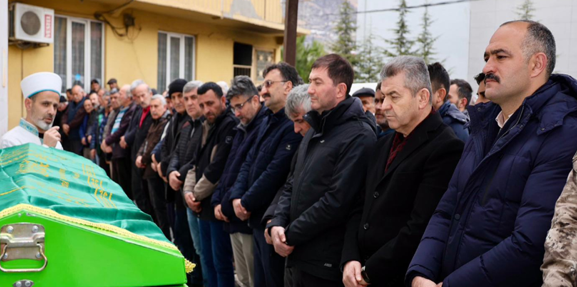 Artvin Valisi Ergün Demir'in cenaze törenine katıldı