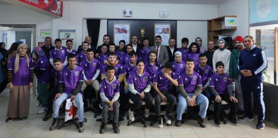 Vezirköprü'de özel öğrencilere Samsunspor forması sürprizi