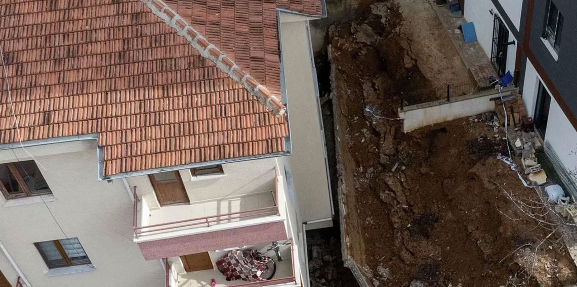 Ankara'nın Gölbaşı'nda bir binanın istinat duvarı çöktü: 5 apartman tahliye edildi