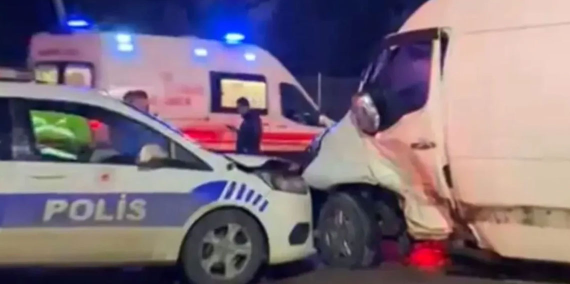 Devriyedeki polis ekibi kaza yaptı!