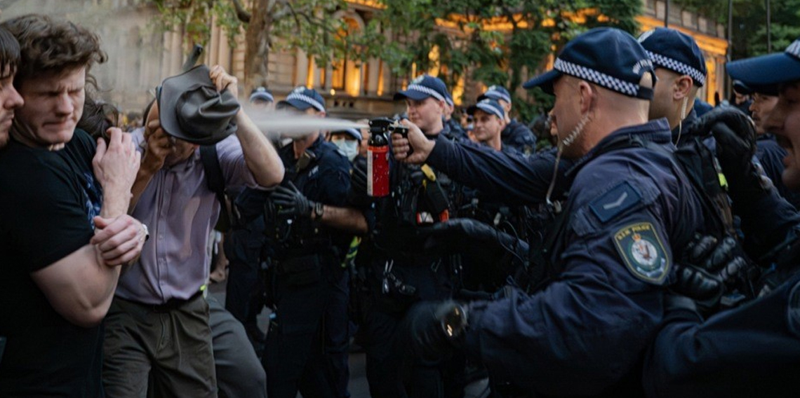Avustralya polisinden namaz kılan Filistin yanlısı protestoculara sert müdahale