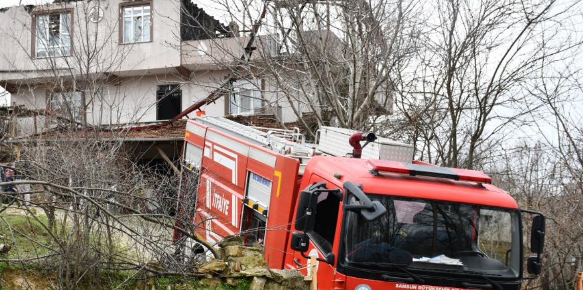 Vezirköprü’de 2 Katlı Evde Yangın