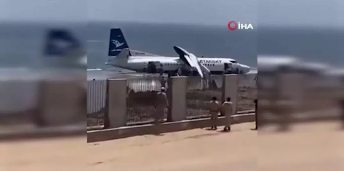 Somali’de 55 Yolculu Uçağın Kanadı Havada Koptu
