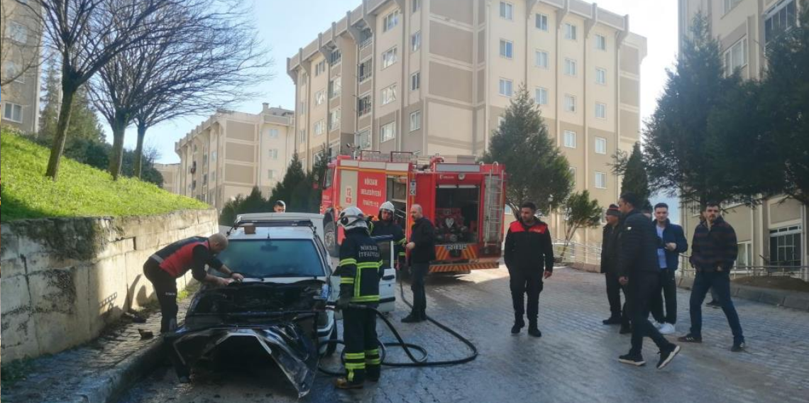 Tokat Niksar’da Park Halindeki Otomobil Alev Alev Yandı
