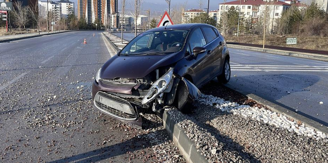 Sivas’ta buzlanma zincirleme kazaya neden oldu, çok sayıda araç birbirine girdi