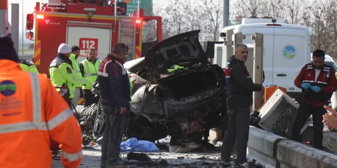 Otoyolda feci ölüm... Gişelere ok gibi saplandı, alev aldı!