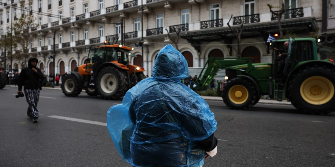 Atina’da çiftçilerden, parlamento binası önünde traktörlü protesto