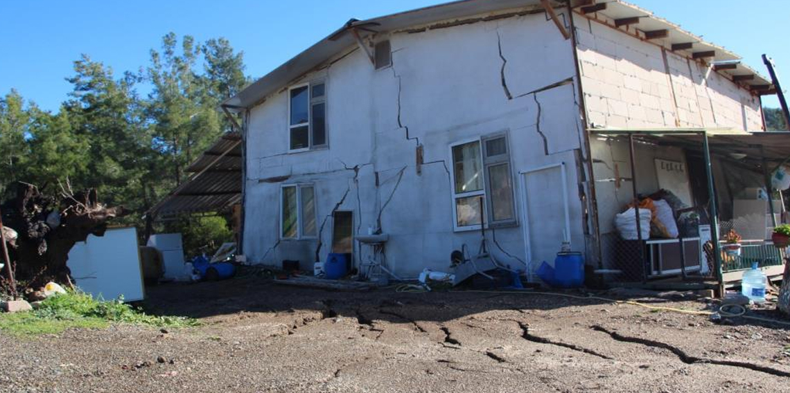 Antalya'da heyelan evlerin duvarlarını çatlattı