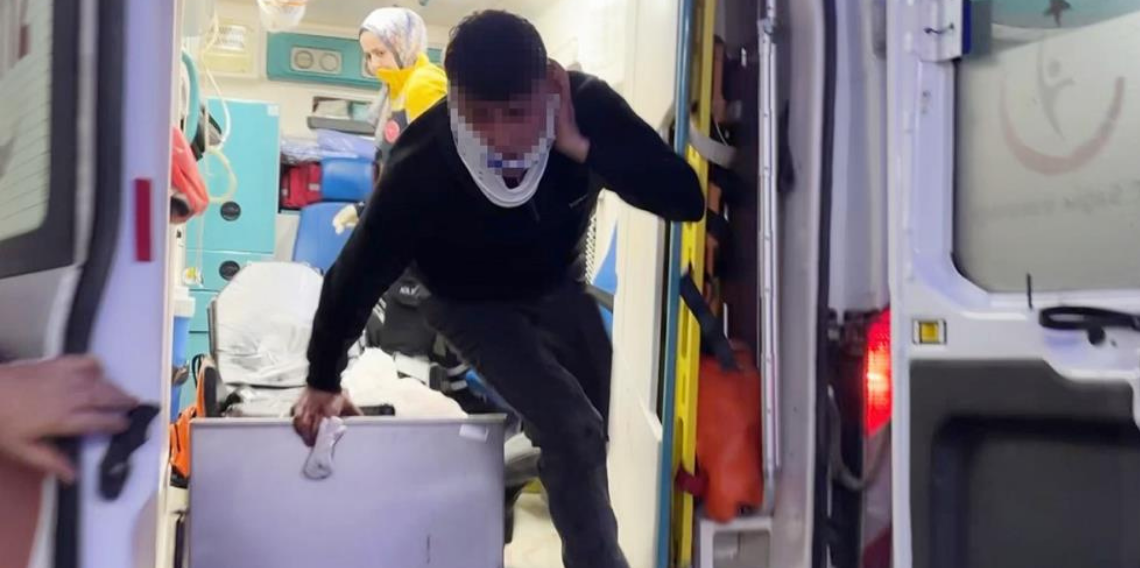 Bıçaklanarak yaralandılar, sedyeden atlayıp gazetecilere saldırdılar