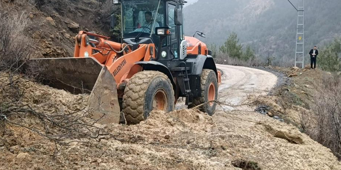 Feke'de sel ve heyelan sonrası kapanan yollar ulaşıma açılıyor