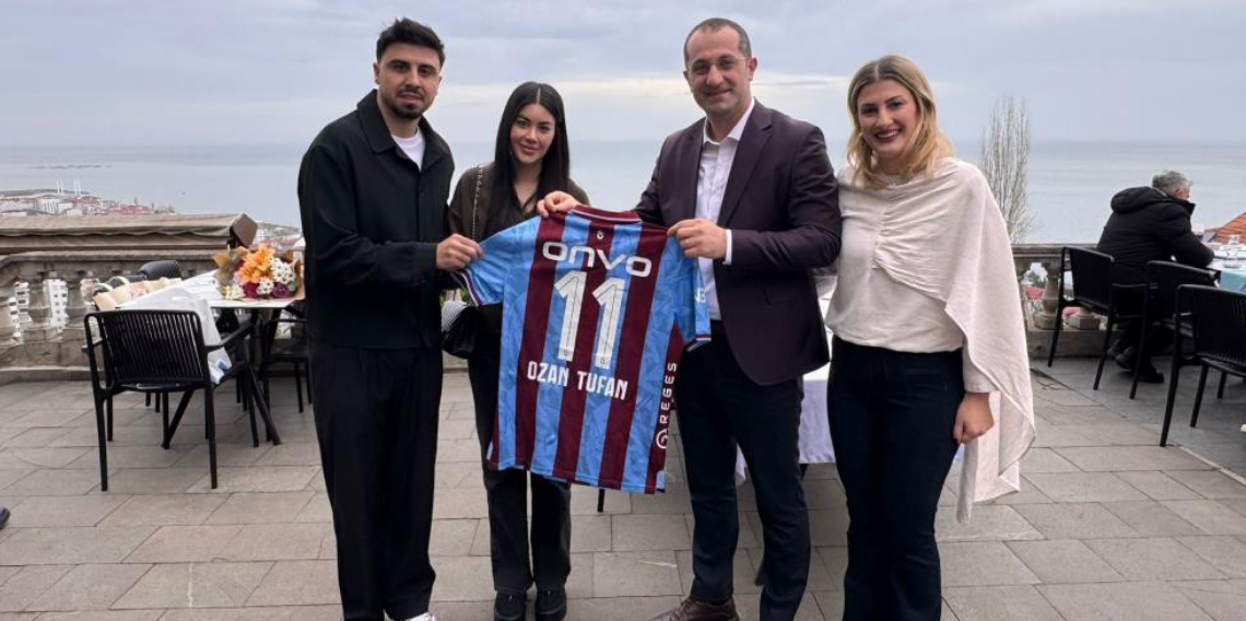 Akçaabat’ta Tarihi Buluşma: Osman Nuri Ekim, Ozan Tufan ve Eşi Rojin Tufan’ı Ağırladı