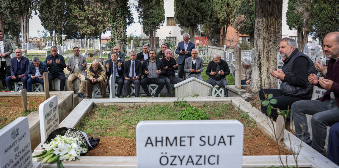 EFSANE AHMET SUAT ÖZYAZICI KABRİ BAŞINDA ANILDI