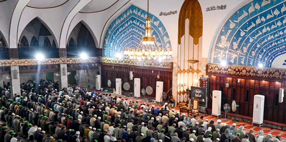 Pakistan’da ilk teravih namazı kılındı