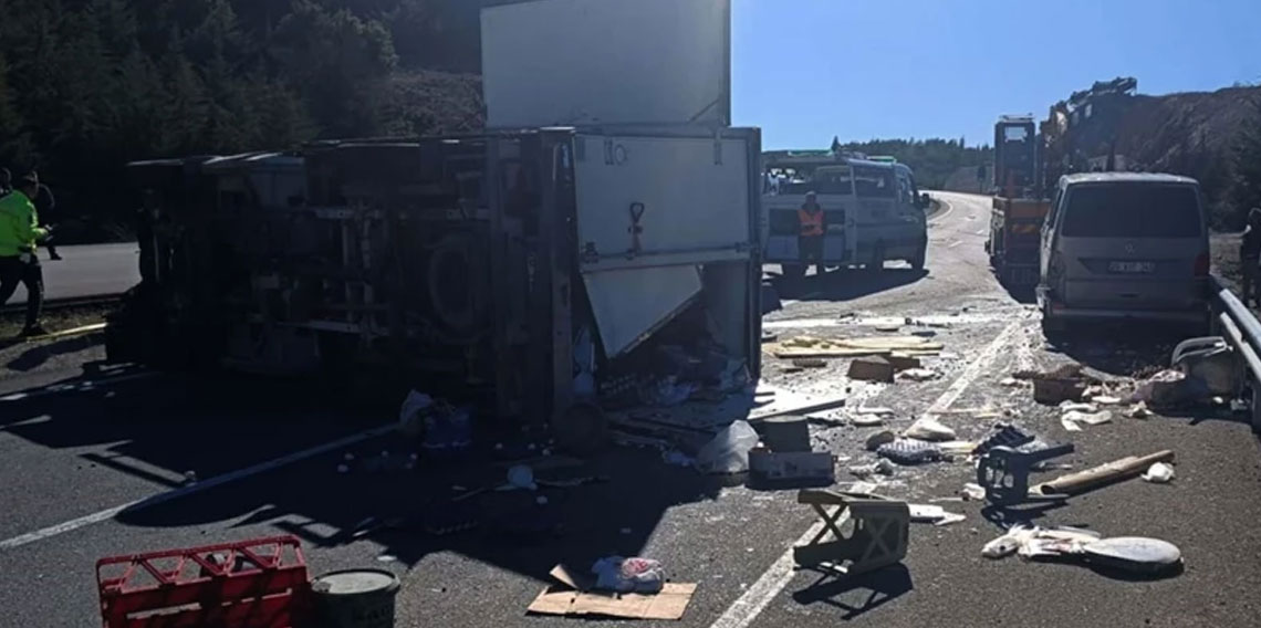 Feci kazada ortalık savaş alanına döndü: Baba ve oğlu hayatını kaybetti