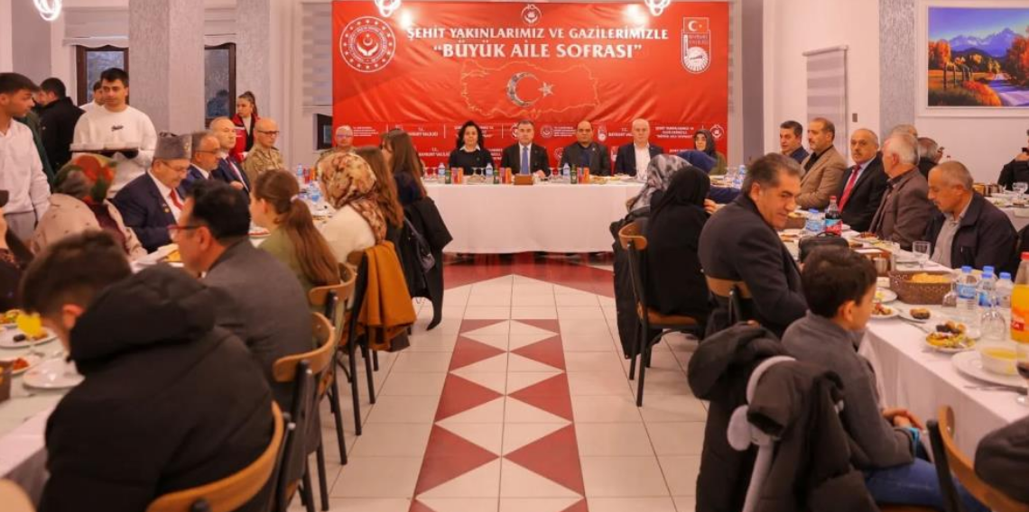 Bayburt’ta “Büyük Aile Sofraları” İftarı: Vali Mustafa Eldivan Şehit Aileleri ve Gazilerle Buluştu