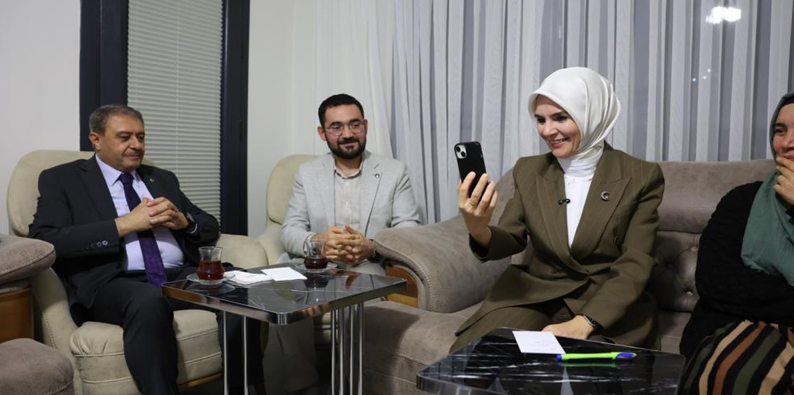 Bakan Göktaş, Şanlıurfa’da yeni yuvalarına kavuşan ailenin iftar sofrasına misafir oldu