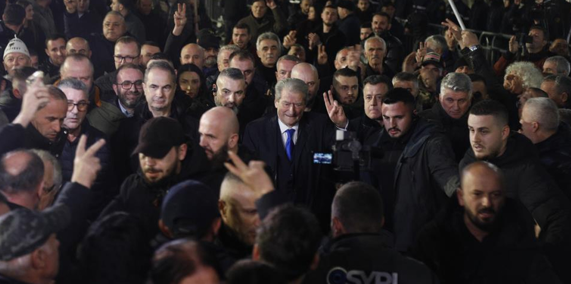 Arnavutluk'ta hükümet karşıtı protestocular ile polis arasında çatışma
